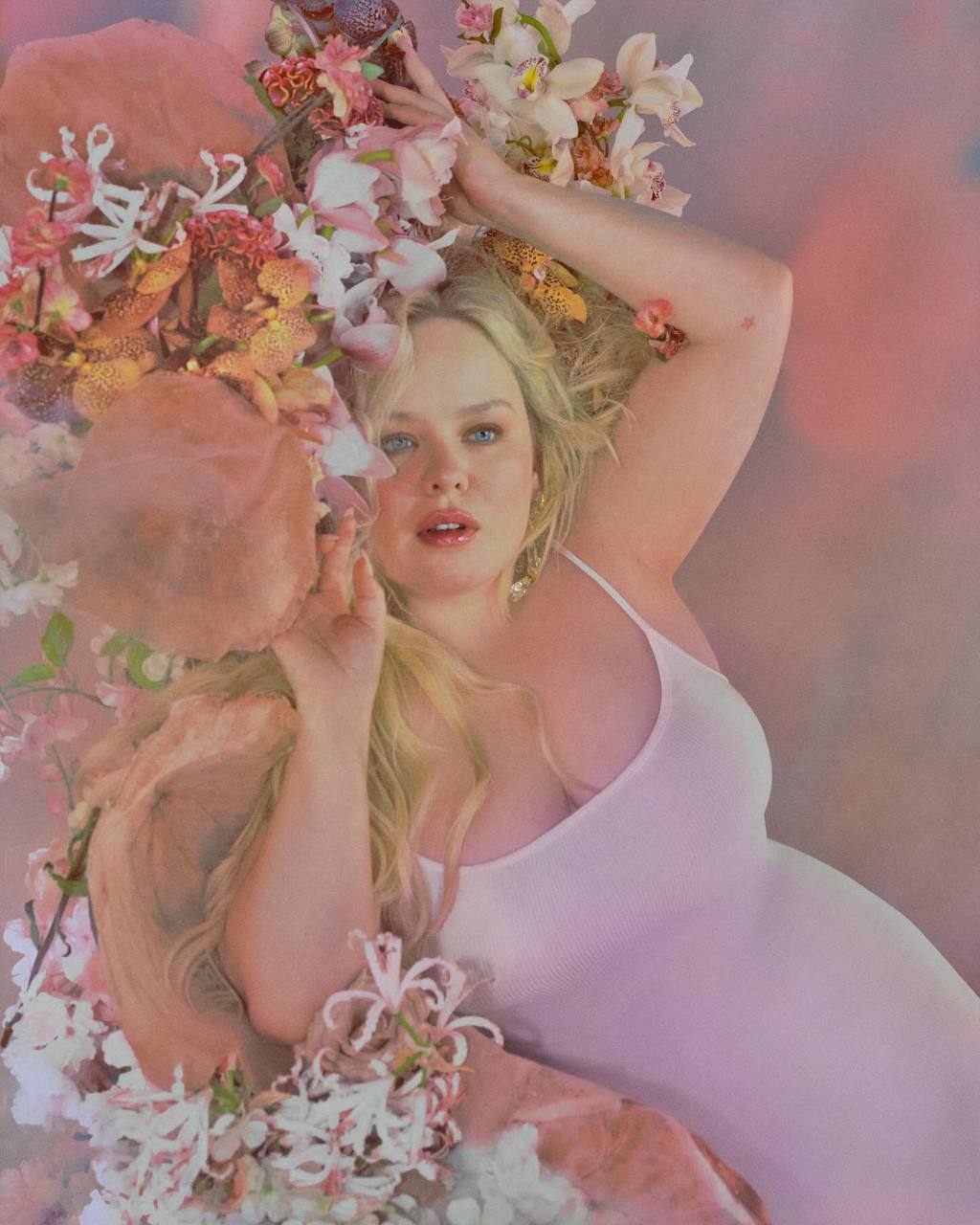 "Как с картины Ренессанса": звезда сериала "Бриджертоны" стала новым лицом бренда Кардашьян